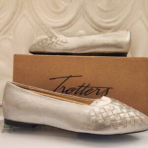 Trotter Leather Silver "Estee Woven" Flats. NIB. Size 6 WW